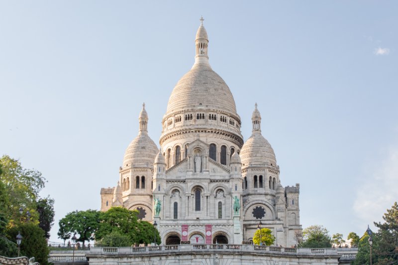 Front view of La basilique du Sacré-Cœur de Montmartre