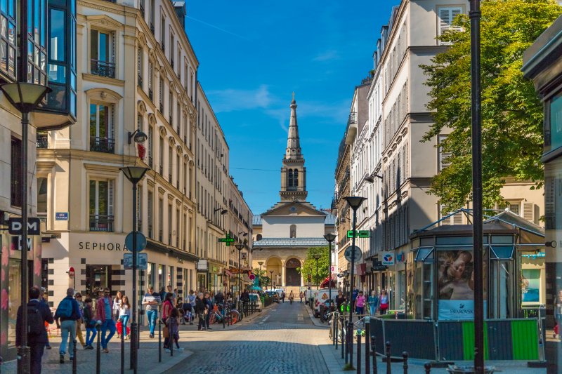 Street view of Rue du Commerce with its shops