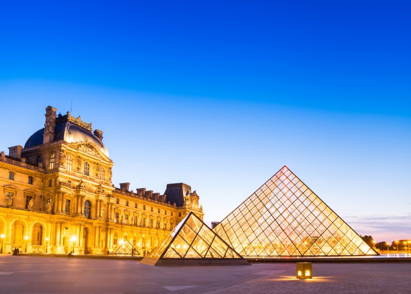 Louvre museum at dusk 