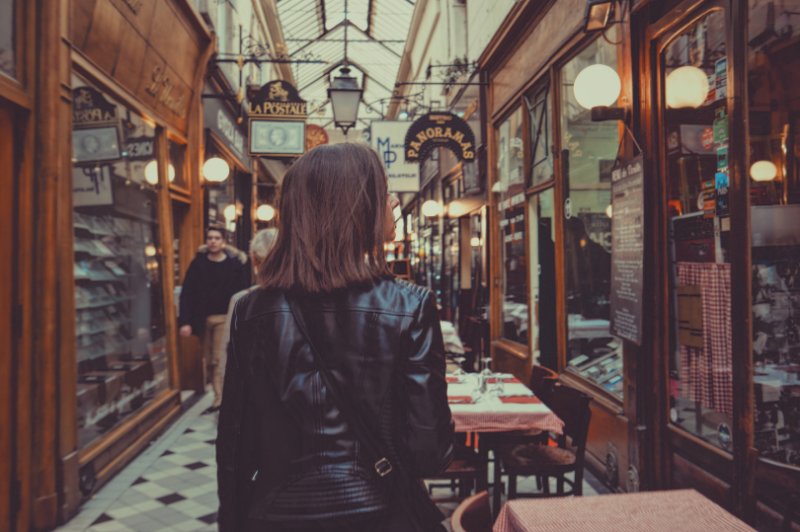 Tourist in Passage des Panorama