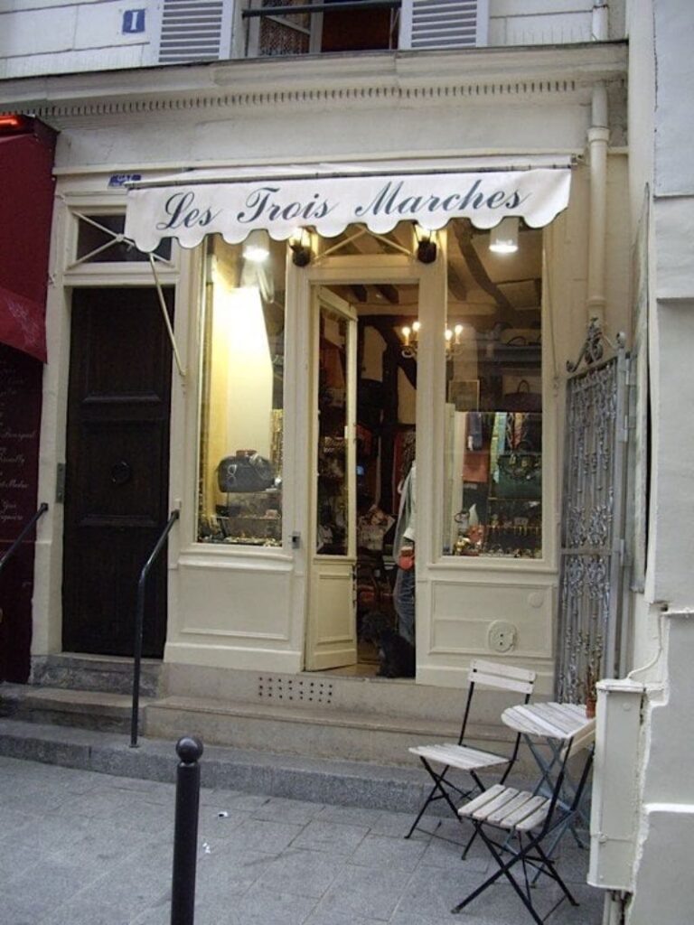 Les 3 Marches de Catherine B vintage store in Paris