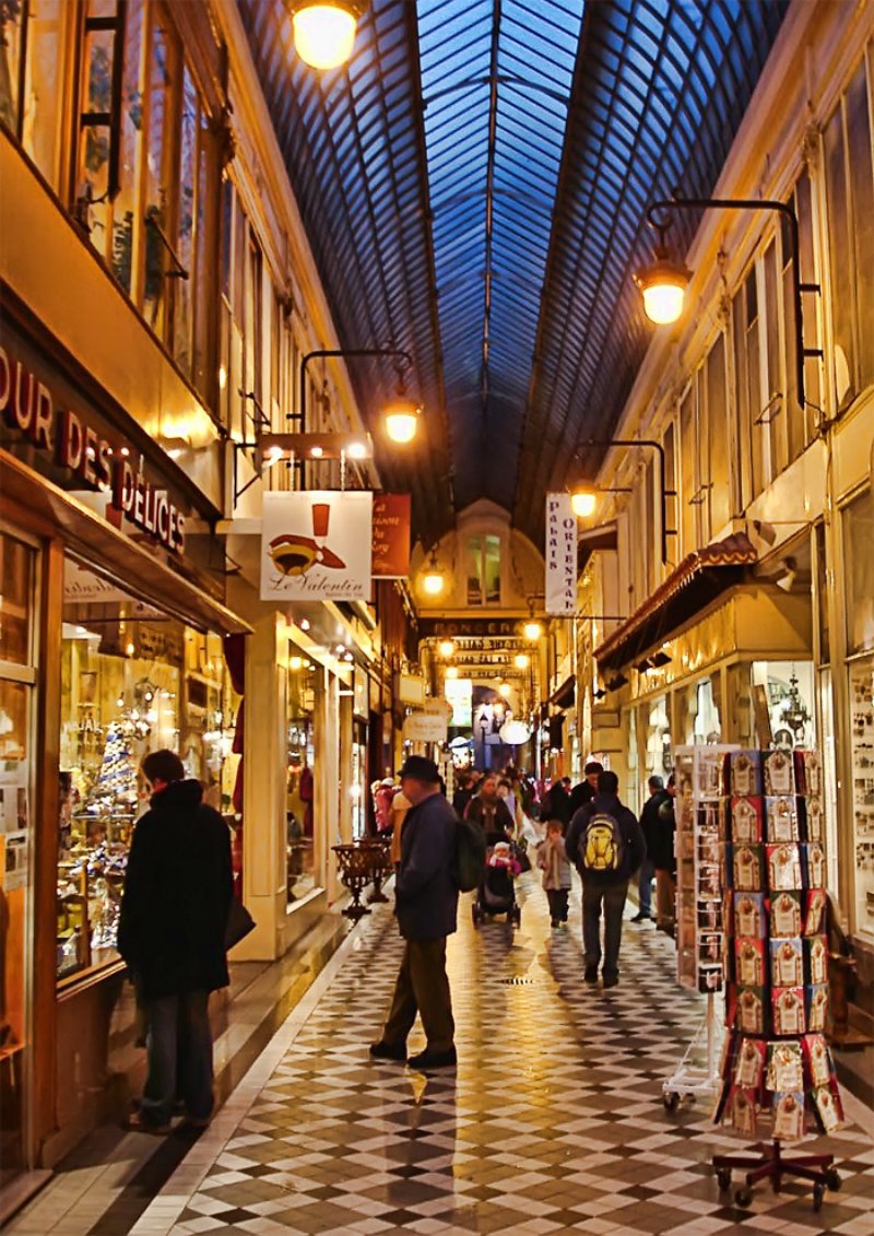 Shoppers in Passage Jouffroy