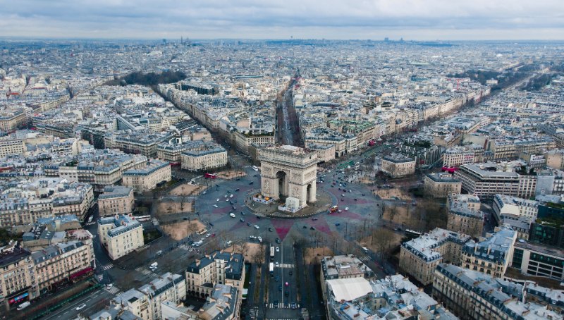 Arc de Triomphe an Paris Cityscape