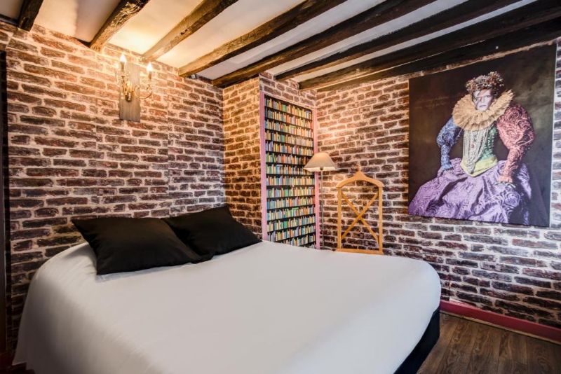 Family Room with one king size bed and wall art at Absolute Paris Hostel