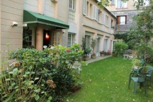 Backyard view of Hôtel Résidence du Vert Galant