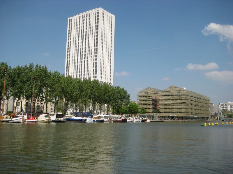 Le Bassin de la Villette Scenery