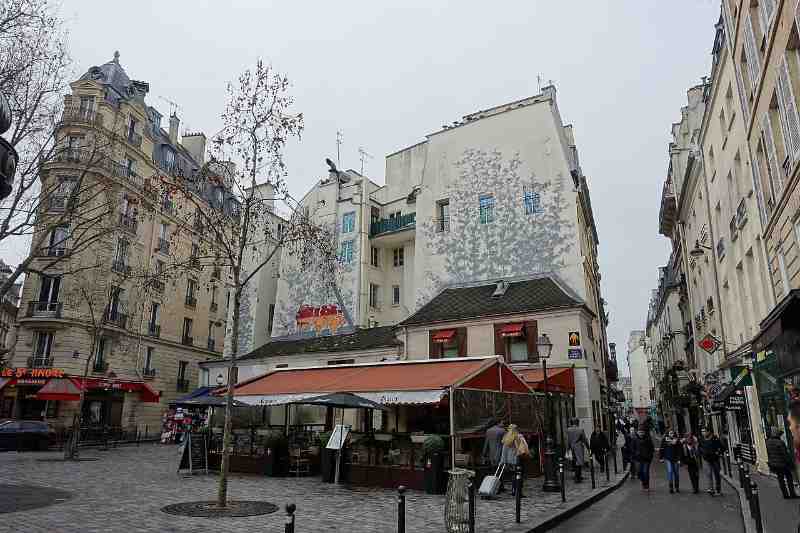 people walking near à la terrasse du café