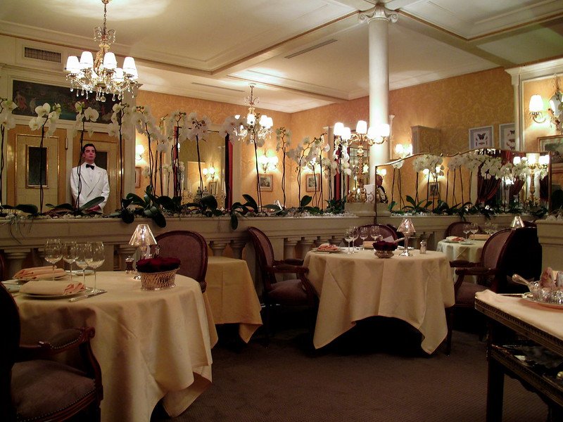 Restaurant Lasserre Luxurious Interior