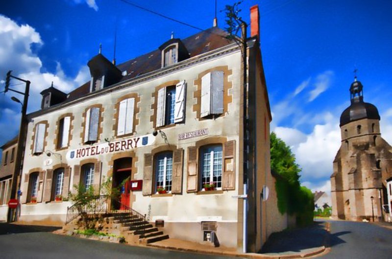 Side view of The Hôtel du Berry 