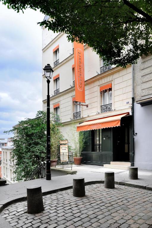 Caulaincourt Square Hostel is situated in the charming Montmartre neighborhood of Paris, in the 18th arrondissement.