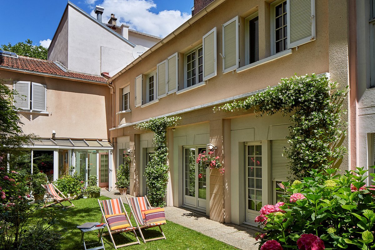 Hotel Restaurant Le Vert lovely garden and courtyard