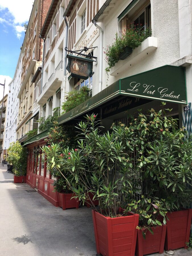 Hotel Restaurant Le Vert Location location allows guests to immerse themselves in the Parisian lifestyle