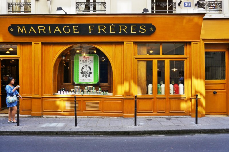 Women walking in front of Mariage Freres