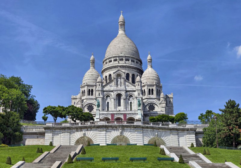 Front view of Basilique du Sacré Coeur