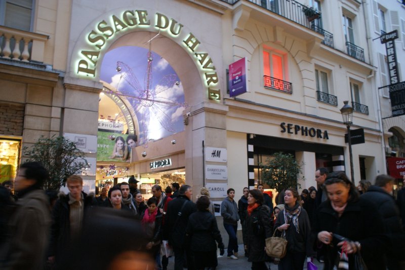 people passing by Passage du Havre