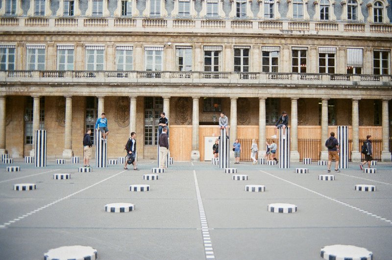 Tourist in Colonnes de Buren