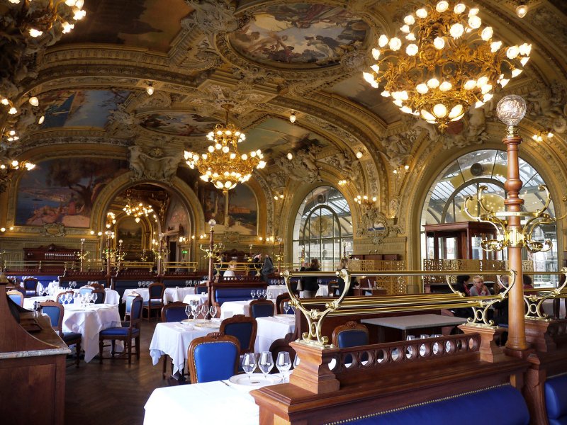 Le Train Bleu Tables and Interior