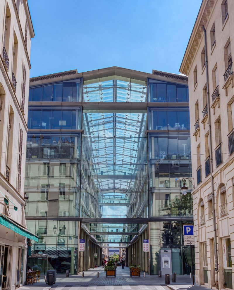 Facade of the Glass building 