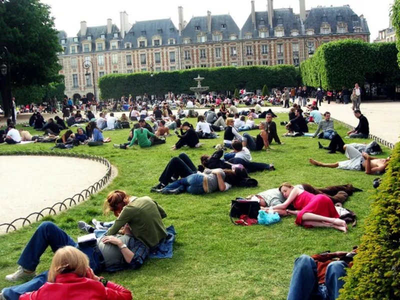 Tourists in Place des Vosges: