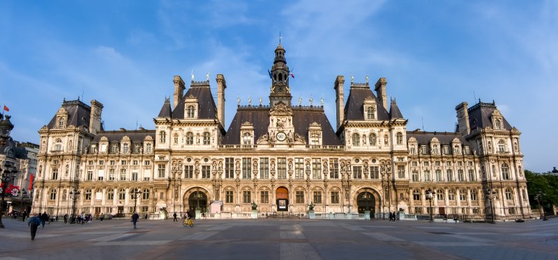 Front view of hôtel de ville 