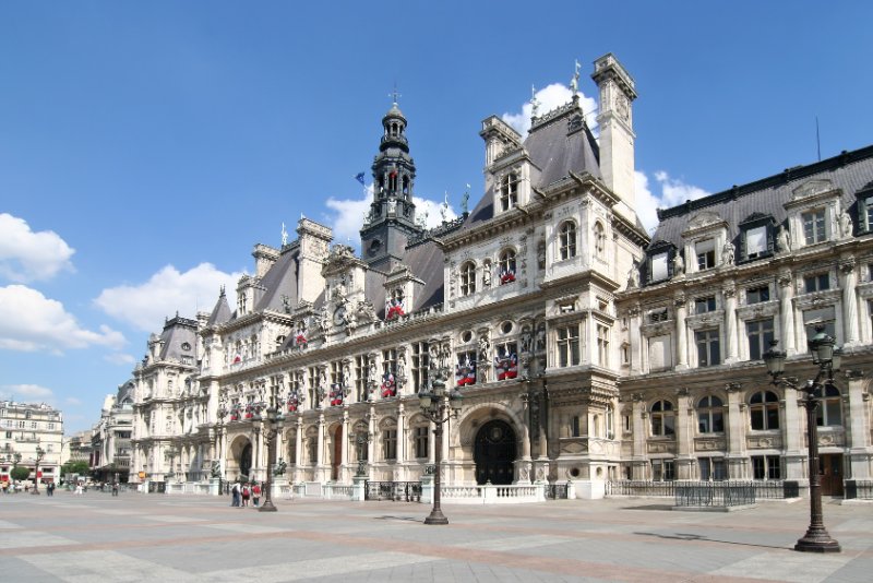 Side view of Hôtel de ville