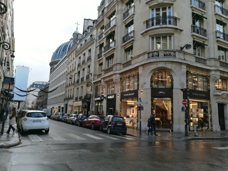 luxury shopping street in Rue saint honoré 