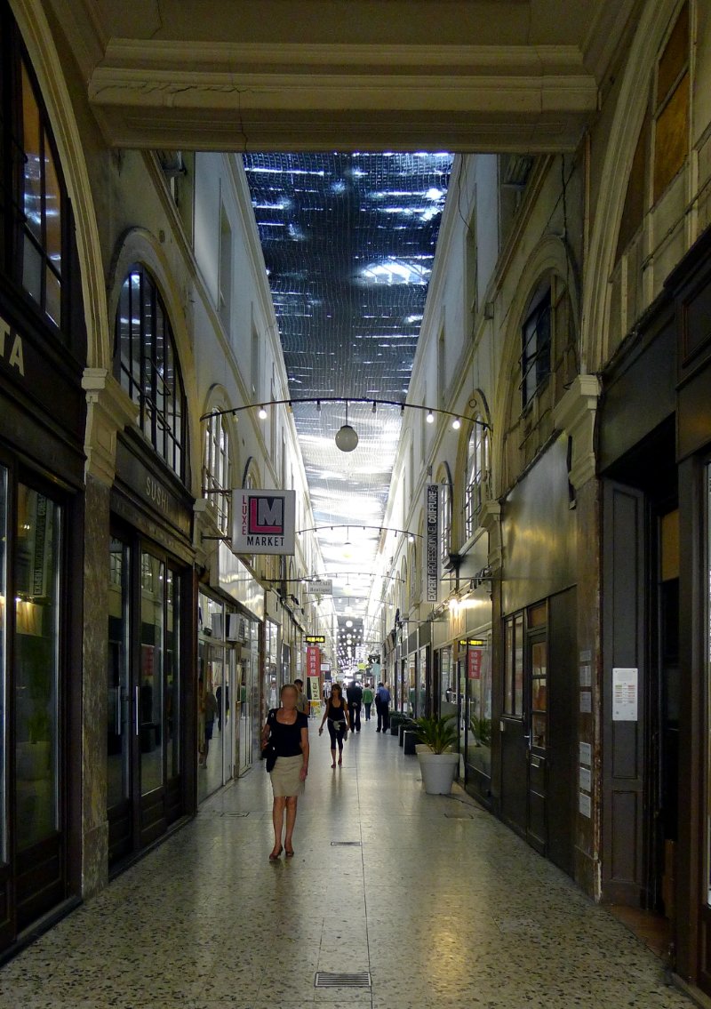 Shopper in Passage Choiseul