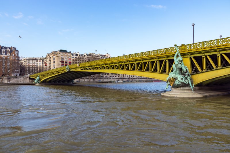 Side view of Pont Mirabeau 