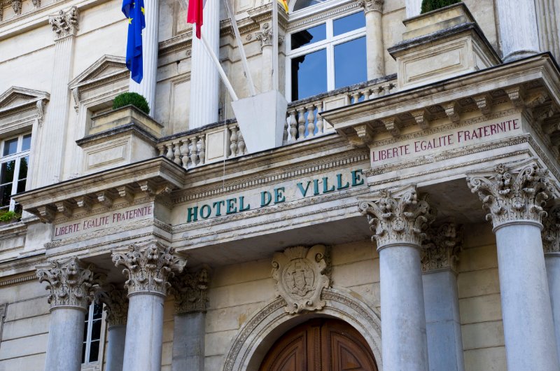 Front view of Hôtel de Ville