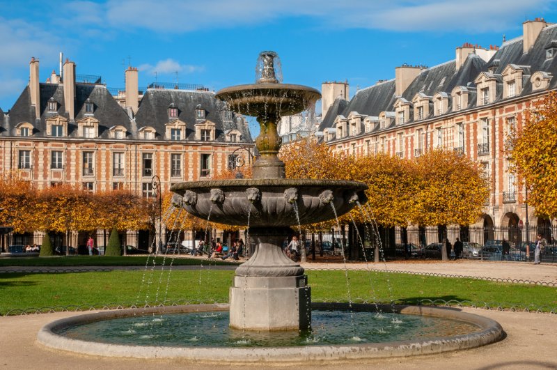 Fountain in Place des Vosges