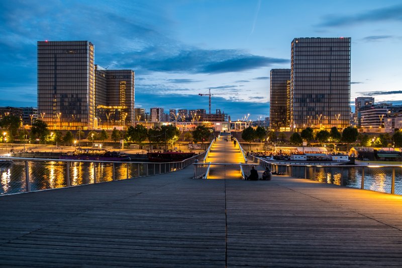 Passerelle Simone de Beauvoir view by night