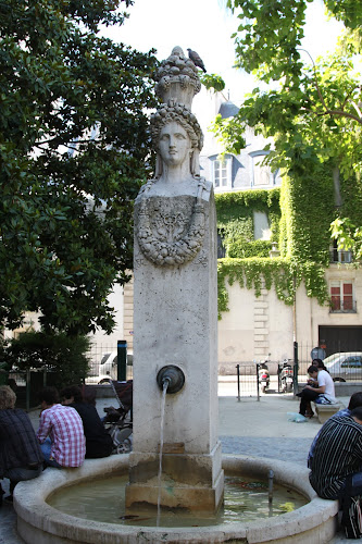 Fontaine du Marché-aux-Carmes