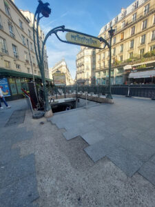 Édicule Guimard of the Colonel Opéra stationCadet
