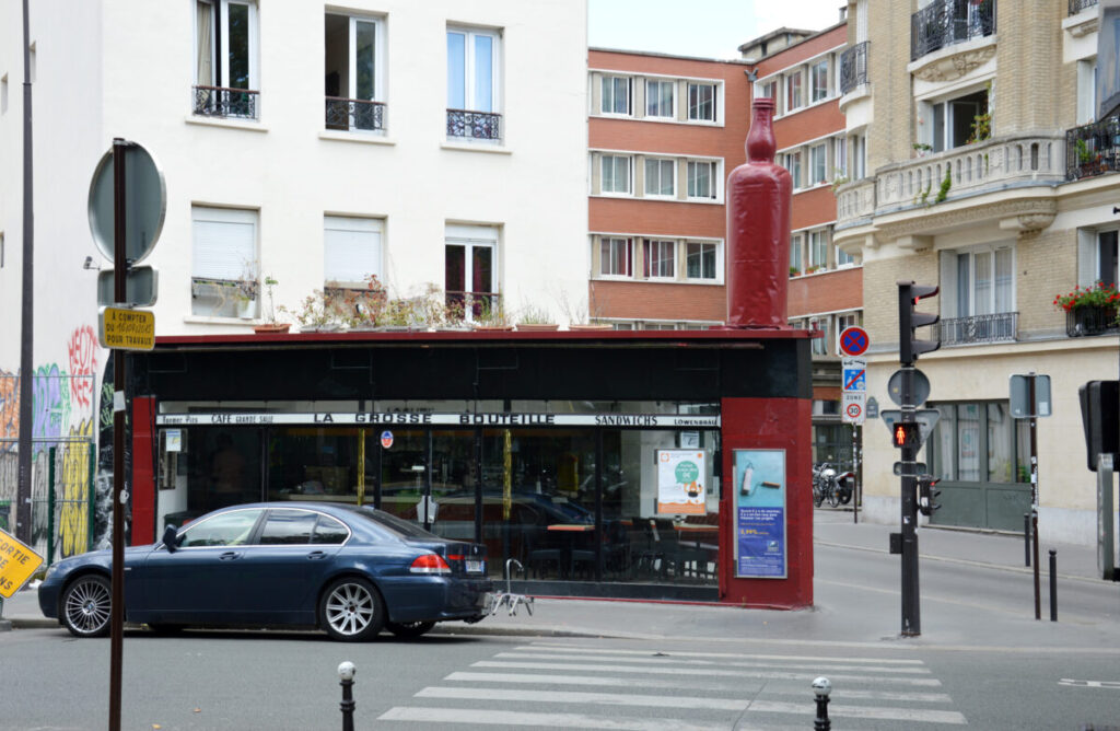 Bar La Grosse Bouteille, with its sign, at the corner between boulevard Richard-Lenoir and rue Moufle