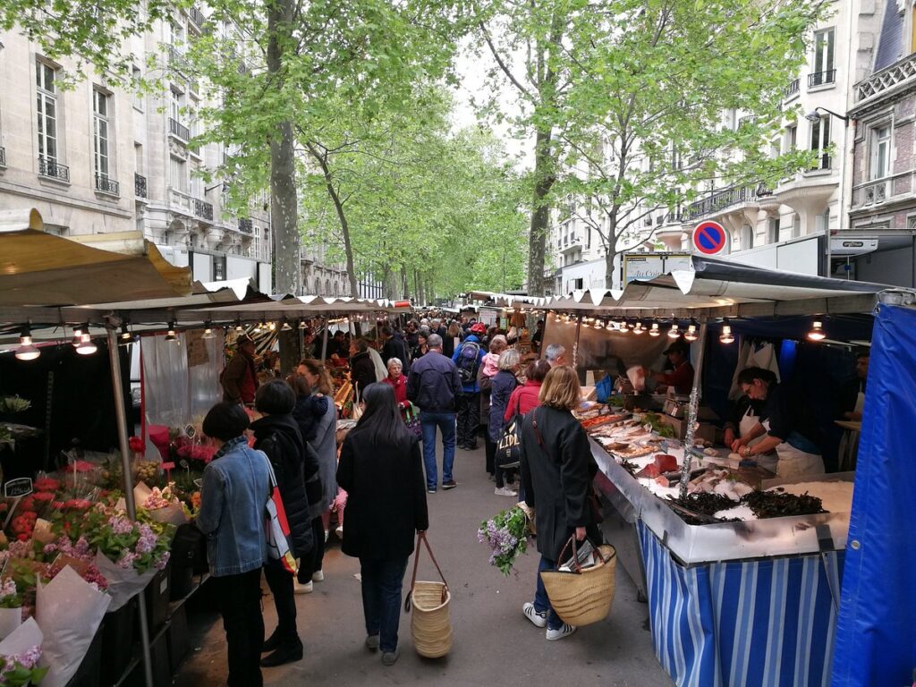 Crowd in Marché biologique Raspail, Paris