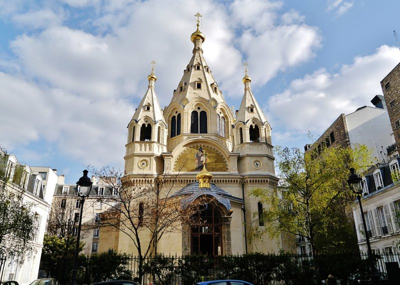 Front view of Saint Alexandre Nevsky Cathedral