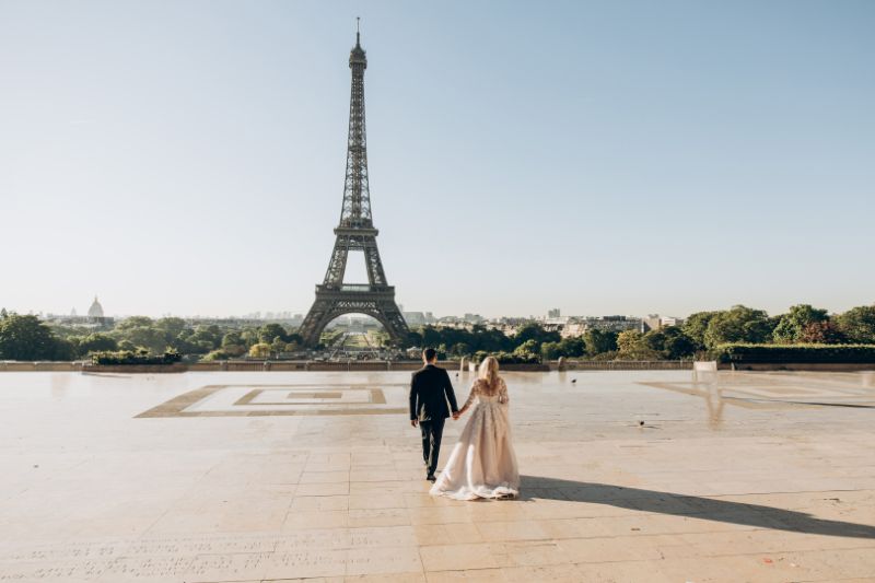 Couple walking to the Eiffel tower