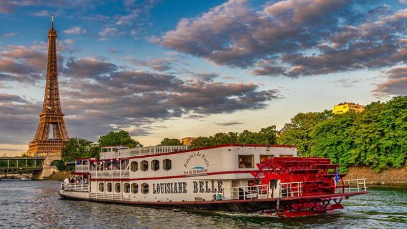 Louisiane Belle Ferry with the view of the Eiffel Tower