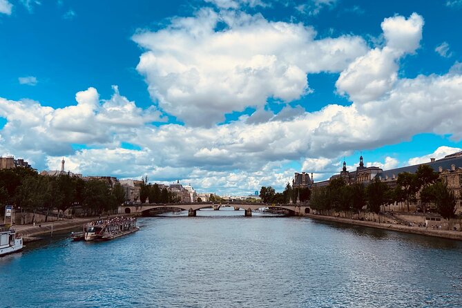 2 hour outdoor group activity in Paris: PARIS with a view of the Seine River.