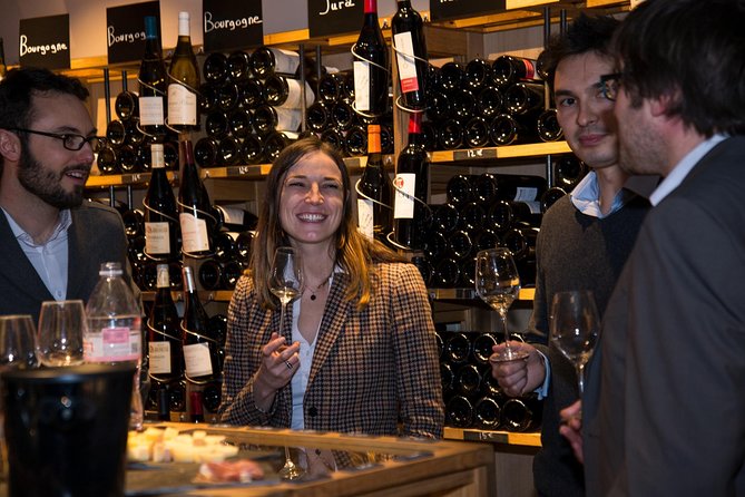 Atelier dégustation vins et fromages Paris quartier latin with a photo of a tourists enjoying.