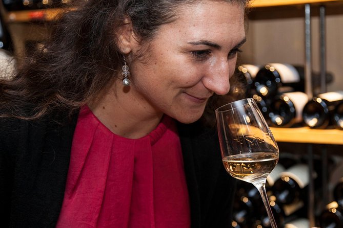 Atelier dégustation vins et fromages Paris quartier latin with a photo of a tourist tasting the wine.