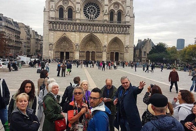 Discover The Best Of Paris In 3 Hours with an experience that will leave you breathless. Savor the flavors of the city with a stop at a quintessential Parisian café, where you'll enjoy a cup of coffee and a croissant.