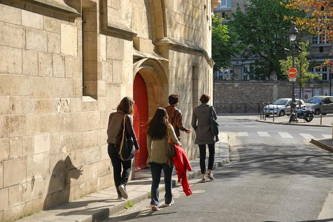 Explore Le Marais like a local - Private walking tour with tourists enjoying.