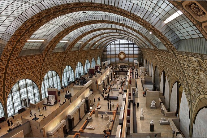 Family Tour at the Musée d'Orsay with a of the museum halls