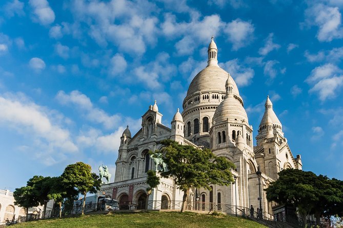 Family Treasure Hunt in Montmartre with a view of a facade and discover the secrets and stories of Montmartre while engaging in fun and interactive challenges that will have you all laughing and learning along the way