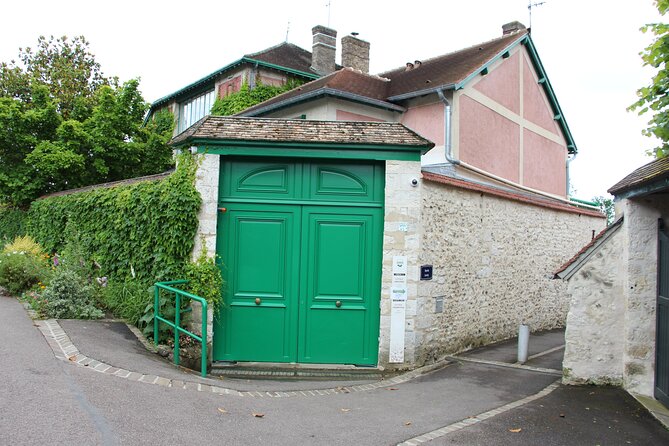Paris to Giverny Round-Trip Transfer with Skip-the-Line Ticket with travelers can use their skip-the-line tickets to access Claude Monet's former home and famous gardens without waiting in long queues. After completing the visit to Giverny, they will be transported back to their Paris hotel or residence, marking the end of a memorable day trip.