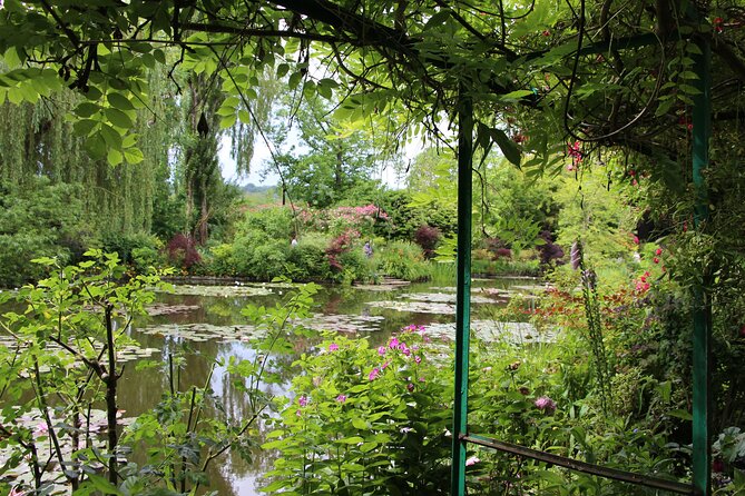 Paris to Giverny Round-Trip Transfer with Skip-the-Line Ticket with an exclusive and tailored experience, a private tour guarantees that you and your friends will be the sole focus of the knowledgeable tour guide.