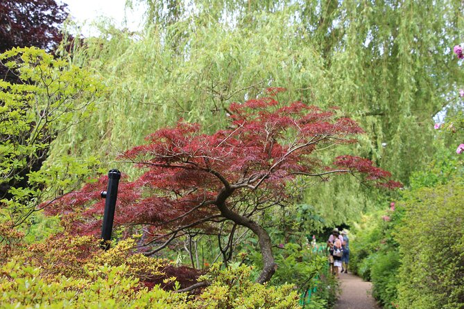 Paris to Giverny Round-Trip Transfer with Skip-the-Line Ticket with a limited group size, travelers can interact with the guide more effectively, gaining insights into the life and works of Claude Monet.