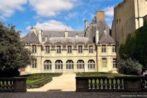 Gothic Paris - Castles & Cathedrals (Marais History Walk-Small Group Tour) Review of a Classical Experience.