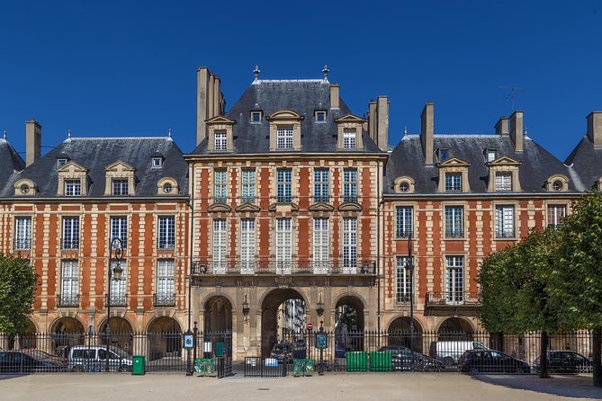 Le Marais Treasure Hunt - Kids & family Tour with an elegant view of the castle.